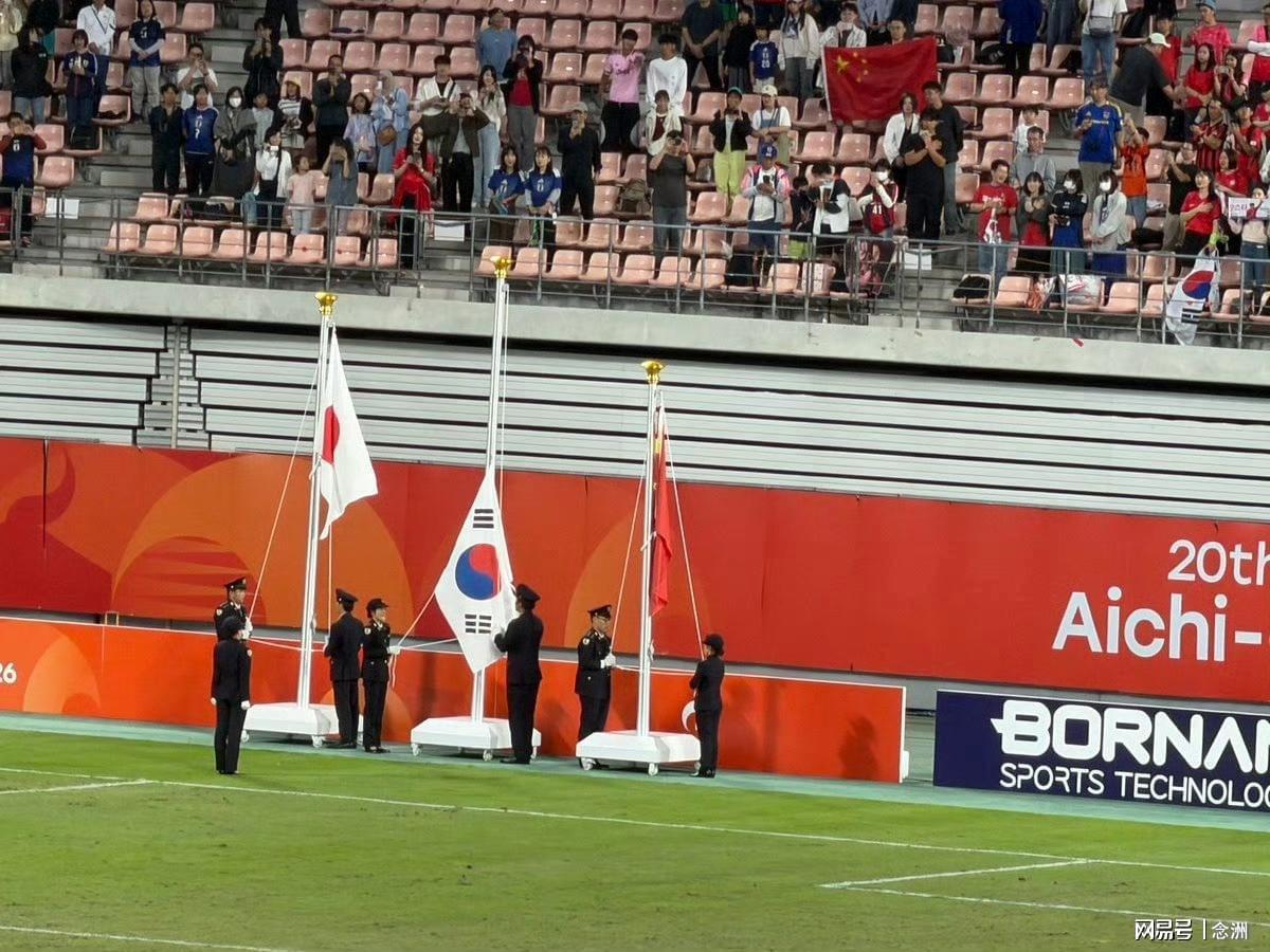 亚运男足颁奖韩国国旗卡住了！韩国网友集体愤怒 日本网友却责怪中国